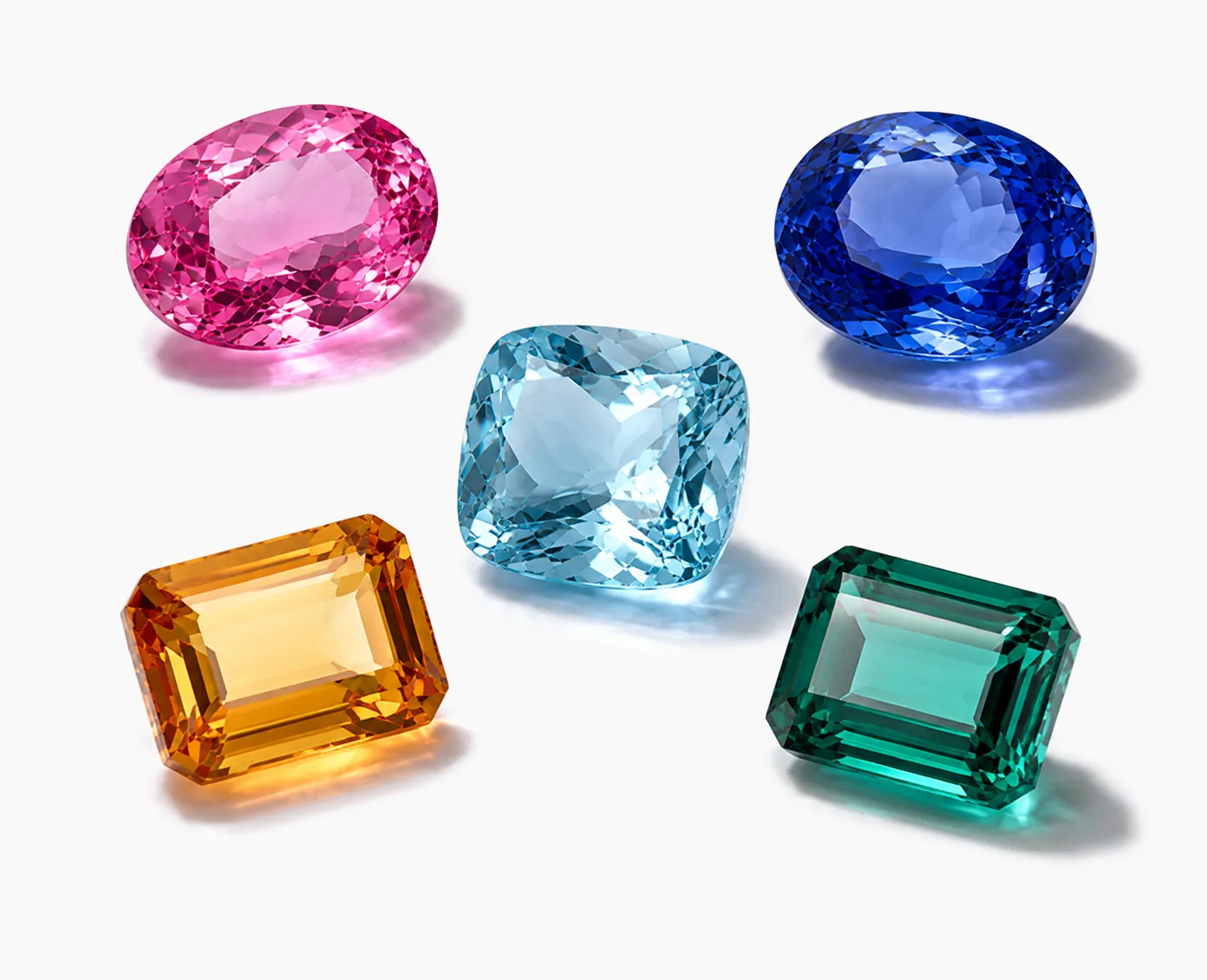 Farbige Edelsteine in Blau, Rosa, Grün und Gelb